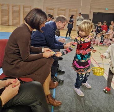 Tradicionalen slovenski zajtrk  v Vrtcu Ravne (8)